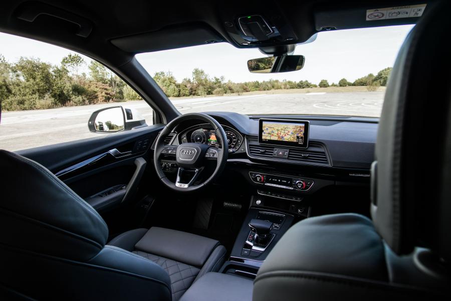 Торпедо Audi Q5 55 TFSI e Quattro S-Line 2019 года  (WW) (фото 33 из 43)